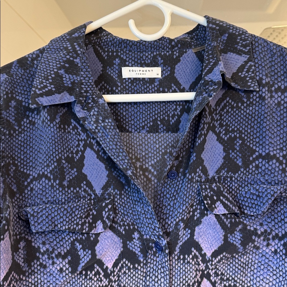Equipment Femme Slim Signature Dress Shirt Blue Snakeskin Ombré Medium 100% Silk - Picture 4 of 6
